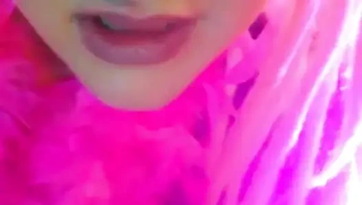 Elimde boşal ve küçük kadın kılıklı bir kaltak gibi sürtün