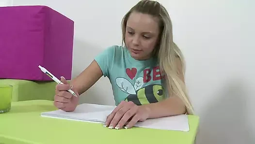 Taze kız azgın bir esmer amına almayı seviyor