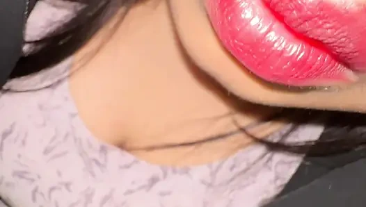 Azgın kız kolaja gittikten sonra dişlerini fırçalıyor çünkü bazen önce üvey babasından sert sikişiyor