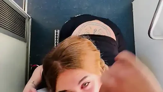 Güzel büyük götlü üniversiteli sarışın erkek arkadaşına birkaç yerde oral seks yapıyor