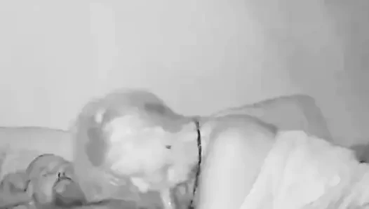 Onun sert yarağını hissettim ve yapmam gerekenleri hissettim.