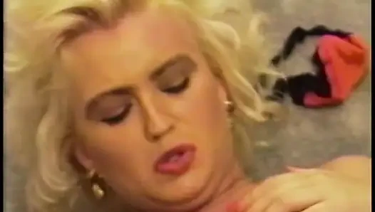Lezbiyenler sarışın amcık yalıyor dildo penetrasyonu