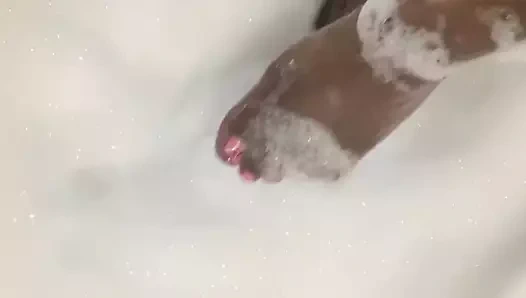 Köpük banyosu ve ayak masajım için hazırım