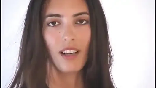 Buff adam sert yarağını seks esmer güzeline taptırıyor