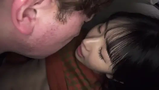 Gerginlik patlak verene kadar herkesin içinde öpüşüyor