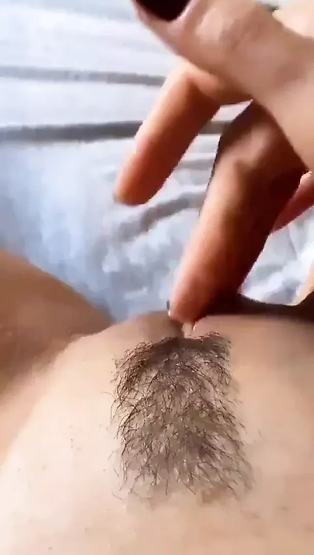 Соло трахает пальцами - мокрая киска