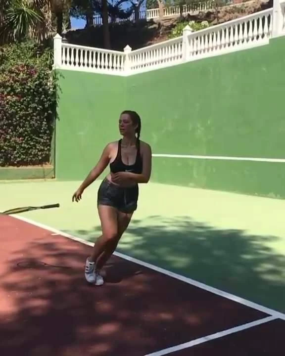 Leila Lowfire beim Tennis
