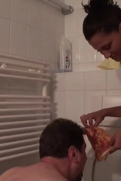 Pizza çişini yapıyor