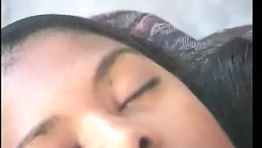 Uzun saçlı gilr siyah delikanlının direği için bacaklarını geniş açıyor