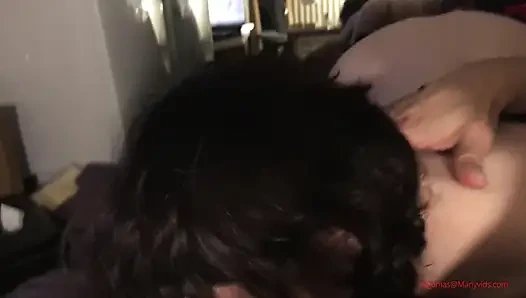 Hiç görmediğim gibi onun yarağını yutıyorum! Bakış açısı oral seks