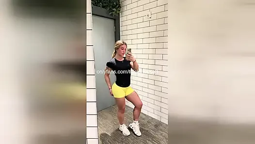 Ben canlı yayında fışkırtırken üvey babam içeri giriyor