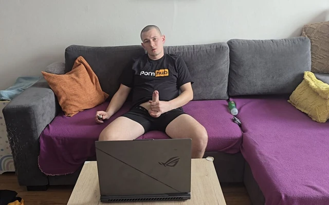 Yeni favori kıyafetimle porno izlemek beni çok azdırdı