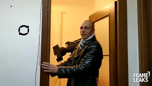 Sarışın melissa kaptan Eric'in büyük yarağını sikiyor