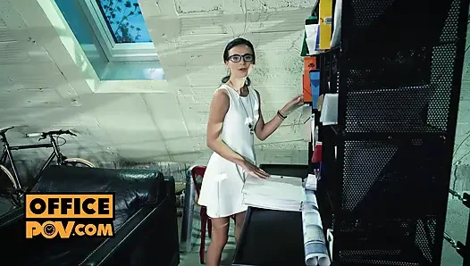 Bakış açısı - Kate Rich büyük yarağını minyon deliğine alıyor