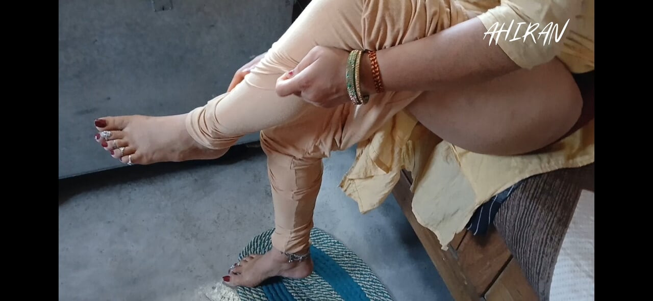 SEKSI KıZ KıYAFETLERINI DEĞIŞTIRIYOR VE BÜYÜK GÖTÜNÜ VE GÖTLE ÖN SEVIŞMESINI INCELIYOR.