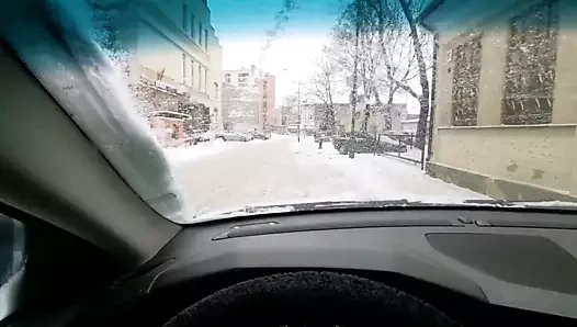 Vera değirmen arabada oynuyor