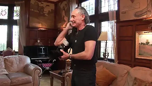 Sarışın orta yaşlı seksi kadın ve genç esmer iki deneyimli adam tarafından sert sikiliyor