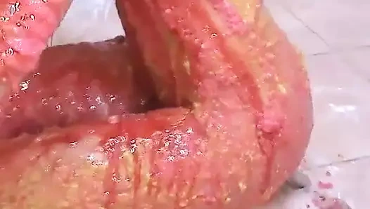 Mutfaktaki azgın kaltak yemek renklendirme ve şurupla oynuyor