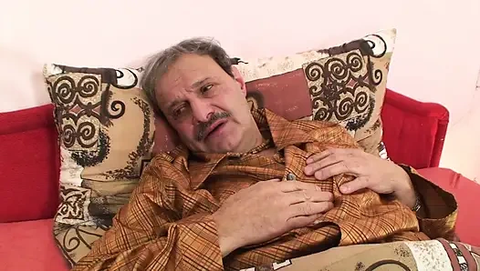 Sarışın orta yaşlı seksi kadınlar büyük bir yarak emiyor ve sonra sırayla sikiliyor ve amına boşalıyor