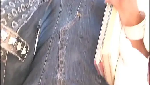 Siyah ve beyaz amcık sikişiyor yalıyor parmaklıyor... ağzına boşalma