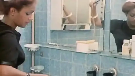 Ateşli kızıl saçlı genç kızla hizmetçinin ateşli lavman baştan çıkarma