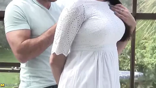 Olgun sıcak anne berbat ve sikikleri genç horoz