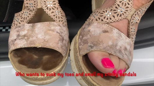 Bayan olgun ayaklar güneşin altında