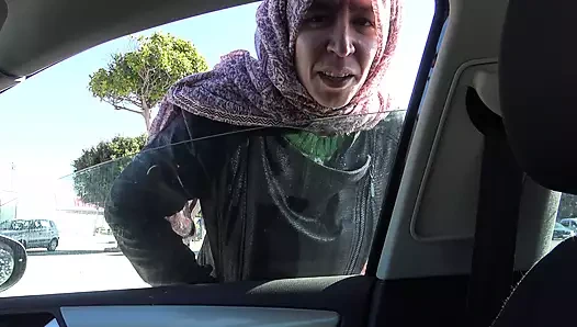 Cezayirli kız küçük yaraklı sapık bir Fransız adama elle muamele çekiyor