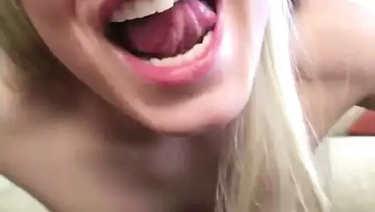 ortalama göğüsleri ile karın gösteren Denice cumon