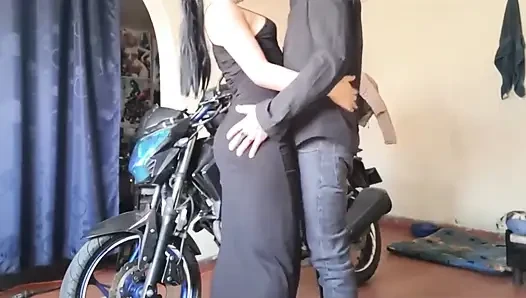 Üvey kız kardeşim yarağımı emiyor ve onu motosikletimle gezintiye çıkardığımda bana göt veriyor