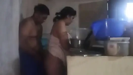 Patron beni sikmek için mutfağa geliyor, yarağı beni heyecanlandırıyor
