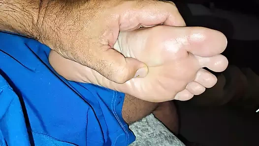 Ona yumuşak bir ayak masajı yapıyor ve kanepede masaj yapıyor