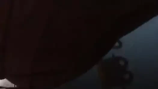 Sulu götünü ovuyor