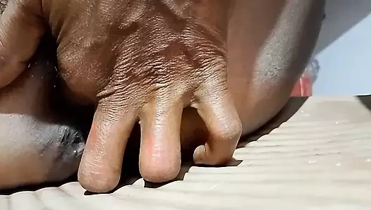 Hintli kadın parmaklayarak suyu dışarı çıkardı