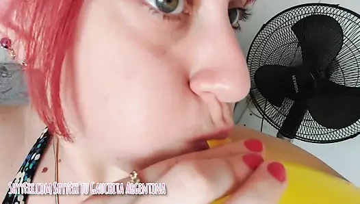 Tombul yanaklarla balon şişirme seansı!