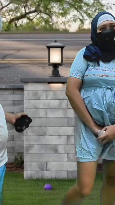 Istri muslim berhijab yang tukang selingkuh pamer memek di depan umum dan nyepong kontol orang asing demi uang viral… | Clip 1