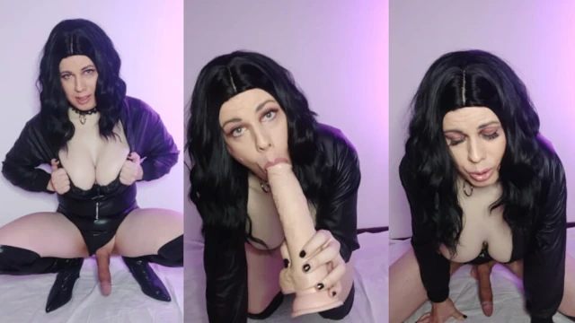 Trans kadın kılıklı büyük bir dildo emiyor, biniyor ve boşalıyor