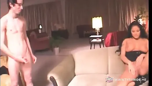 Büyük memeli esmer orta yaşlı seksi kadın sakso çekiyor ve kanepede sert biniyor