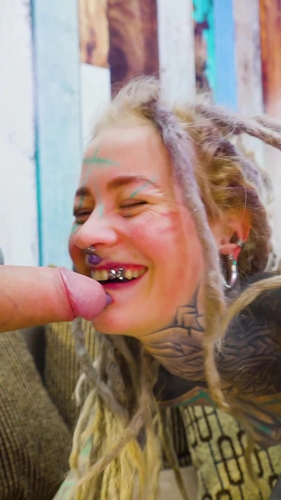 Seksi alt dreadhead kız götüyle büyük bir yarağa biniyor