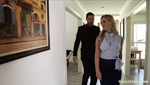 Hile ile bir busty şaşırtıcı milf