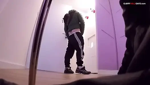 Twink haydutla tanışıyor - duvar deliğinde işler çıldırıyor!