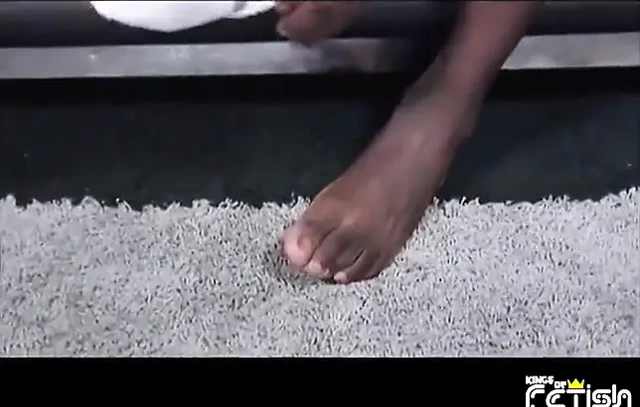 Kanepede büyük yarağını okşadıktan sonra şapkalı duş alan zenci iri güzel kadın