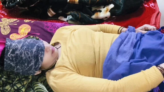 Yeni evli gelin kocasıyla seks yapıyor, misyoner pozisyonunda sert sikişiyor