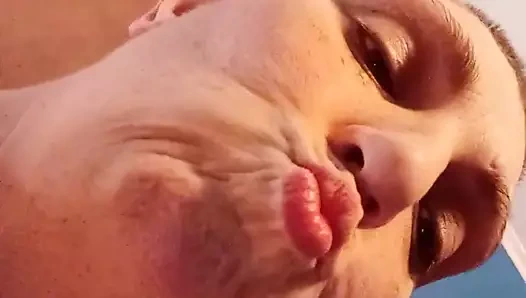 Kendi kendine şaplak atıyor ve boşalıyor