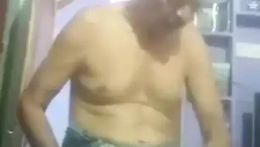 Hintli büyükbaba ördeği yağlıyor.