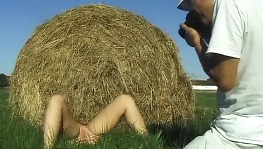 Büyük memeli esmerle açık havada bts fotoğraf çekimi