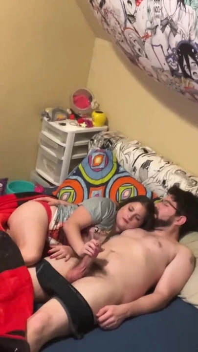 Падающий по челюсти момент из "Муж долбит киску жены перед сном"