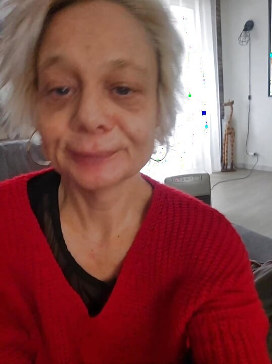 Seksi iç çamaşırlı olgun ıslak amcığımla oynuyorum