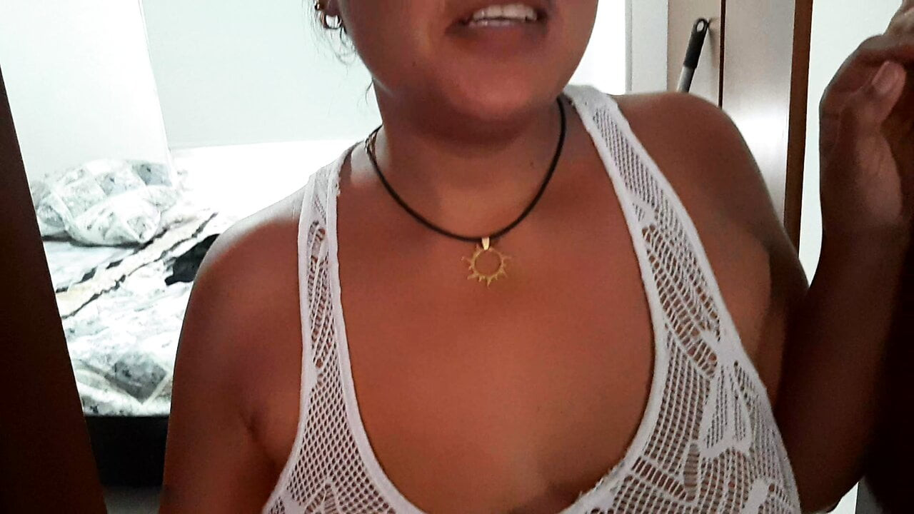 Bir partiye gitmeden önce üvey annem banyoda bana harika bir oral seks veriyor
