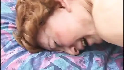 İnce vücutlu esmer nine bir profesyonel gibi sert bir yarağı sakso çekmeyi seviyor